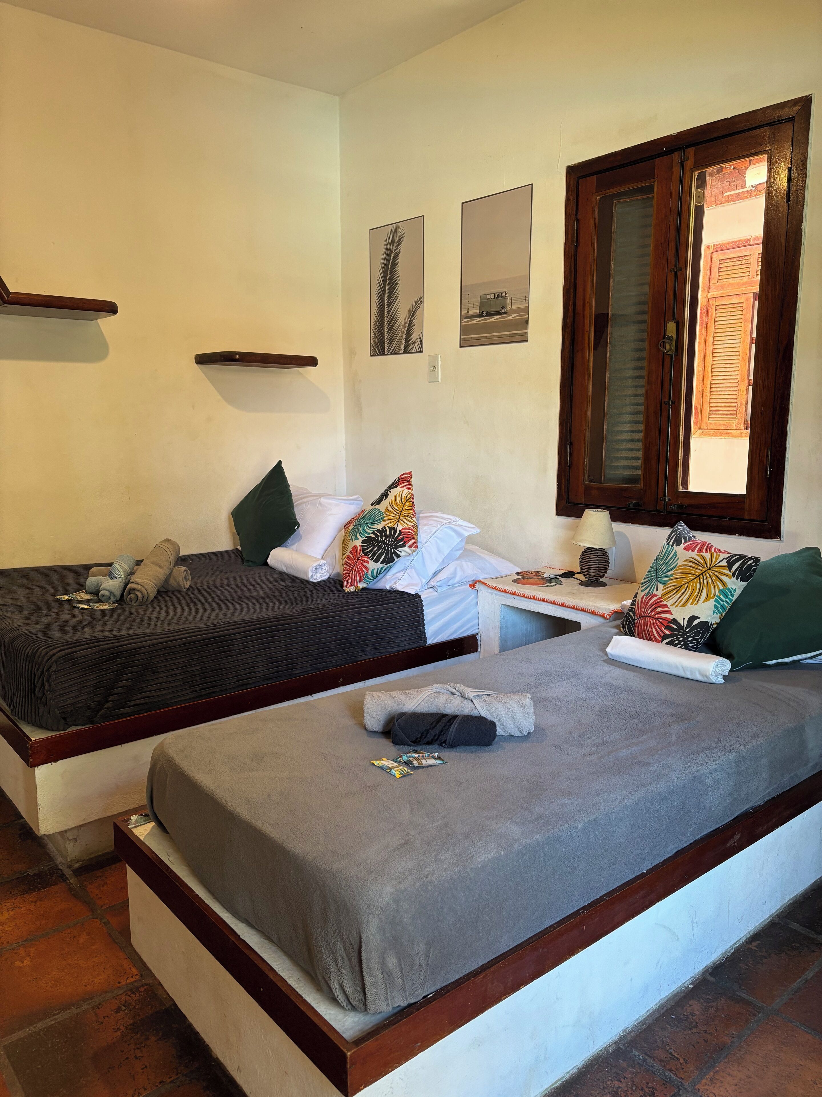 Quarto triplo, várias camas, vista para a piscina | Wi-Fi de cortesia, roupa de cama