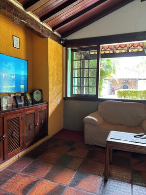 Living area - Numa Boa Hostel (Búzios)