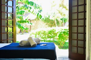 Habitació triple estàndard, diversos llits, vistes a la piscina | Wifi gratuïta i roba de llit 