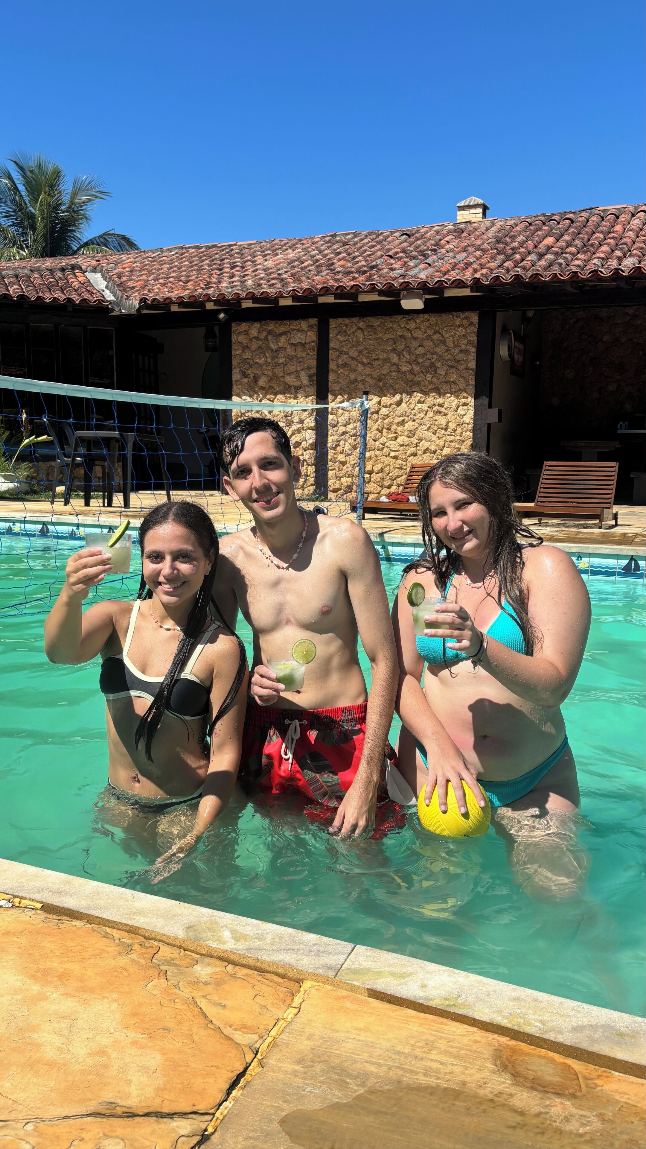Piscina externa, espreguiçadeiras