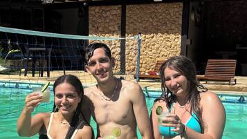 Piscina externa, espreguiçadeiras