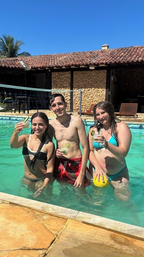 Outdoor pool, pool loungers - Numa Boa Hostel (Búzios)