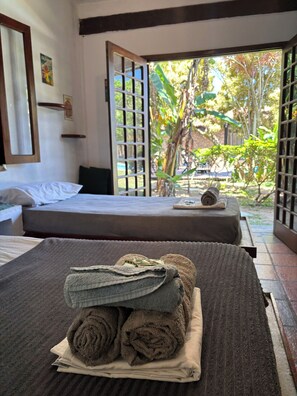 Quarto triplo, várias camas, vista para a piscina | Wi-Fi de cortesia, roupa de cama