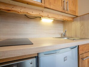 Fridge, microwave, dishwasher, cookware/dishes/utensils