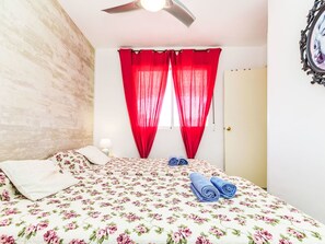 3 bedrooms, desk