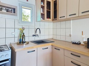 Fridge, cookware/dishes/utensils