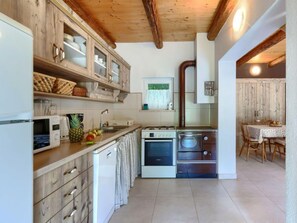 Kühlschrank, Mikrowelle, Ofen, Geschirrspüler