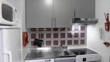 Fridge, microwave, dishwasher, cookware/dishes/utensils