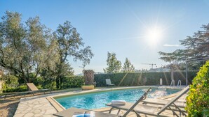 A swimming pool with lounge chairs and a stone pathway. - Vacation home Gisèle by Interhome (Saint Aygulf)