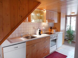 Kühlschrank, Ofen, Geschirrspüler, Kochgeschirr/Geschirr/Besteck