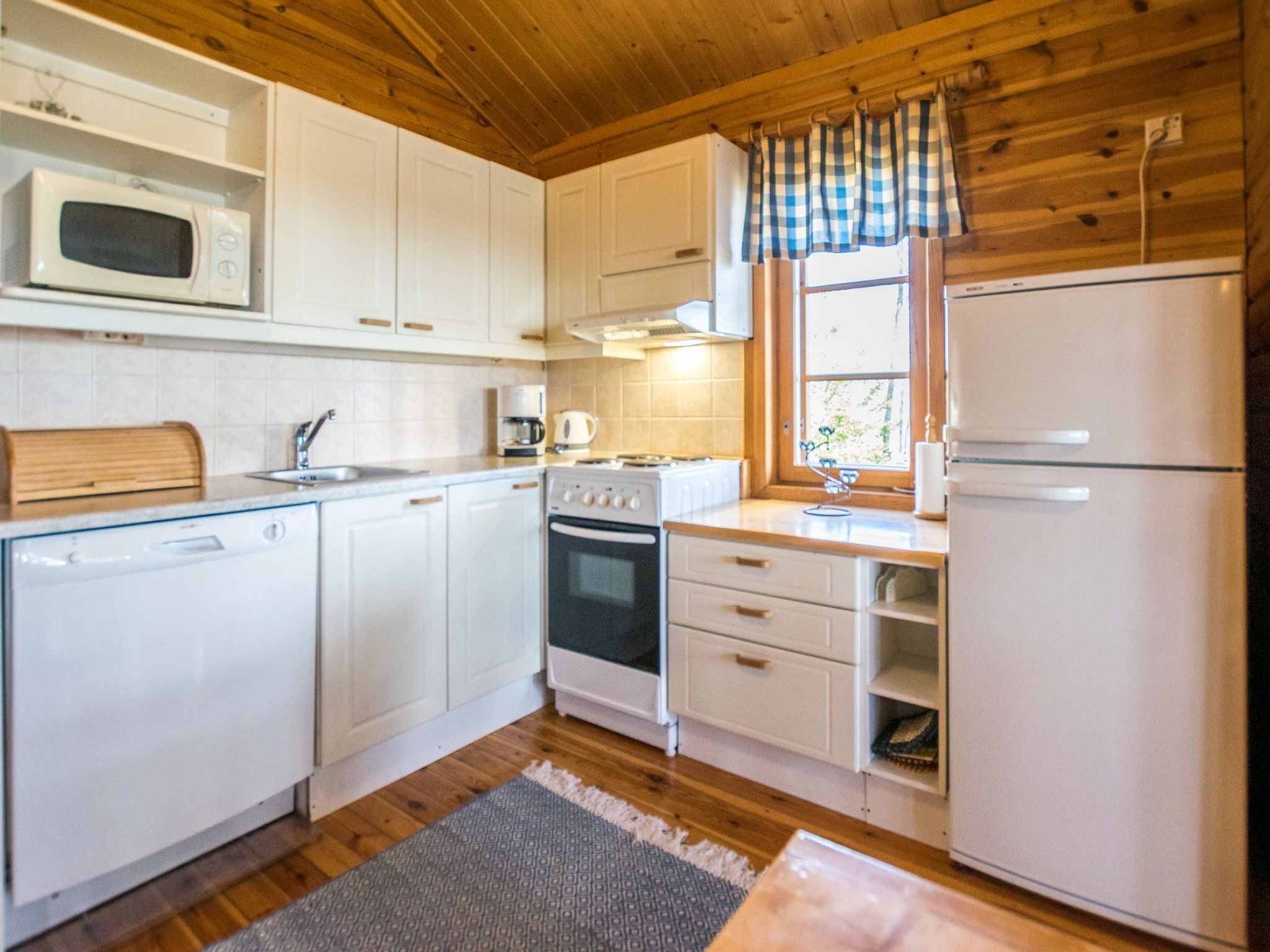 Kühlschrank, Mikrowelle, Geschirrspüler, Kochgeschirr/Geschirr/Besteck