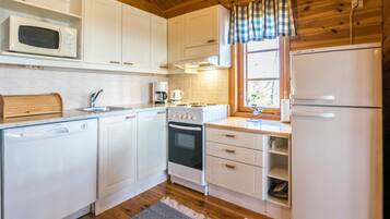 Refrigerador, microondas, lavavajillas, utensilios de cocina