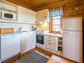 Kühlschrank, Mikrowelle, Geschirrspüler, Kochgeschirr/Geschirr/Besteck