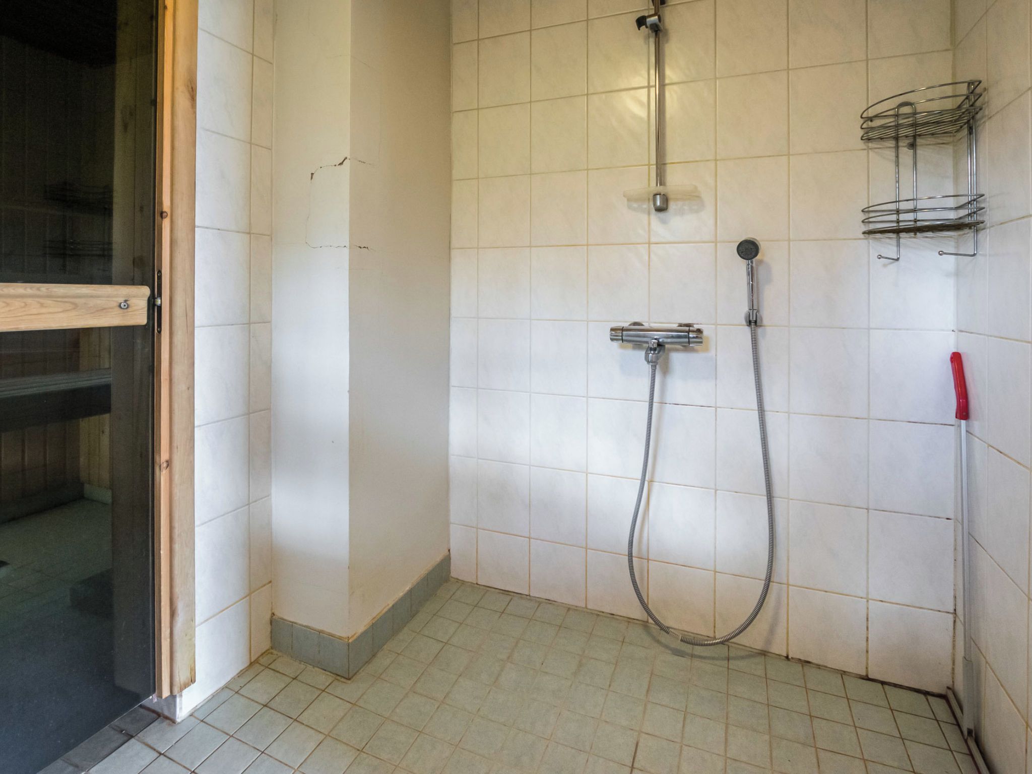 Een badkamer met een douche, toilet en wastafel.