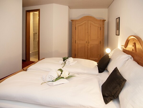 3 bedrooms, desk, internet