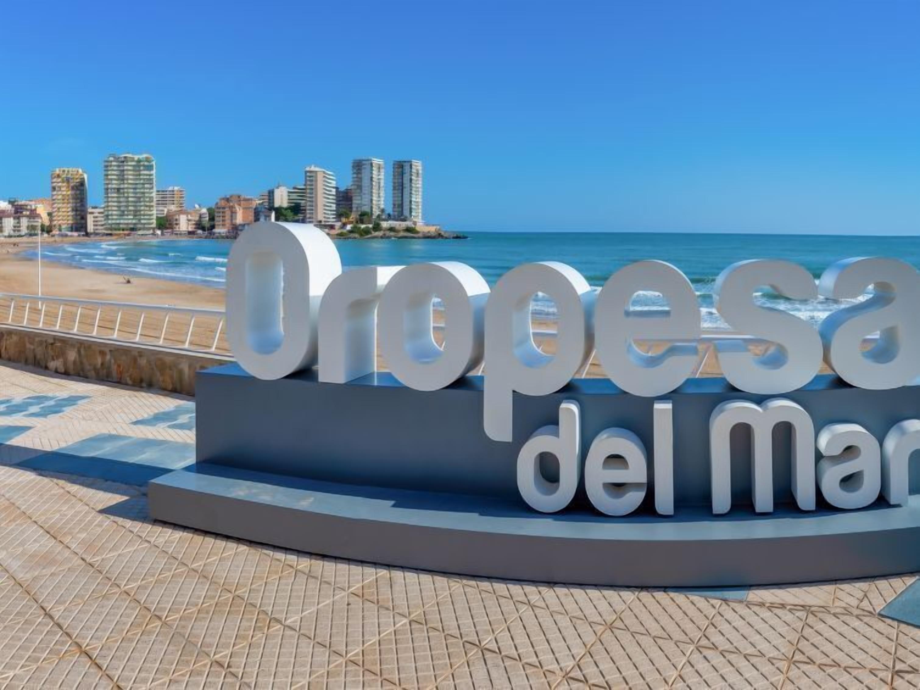 Ein Schild mit dem Text 'Oropesa del Mar', das einen Ort kennzeichnet.