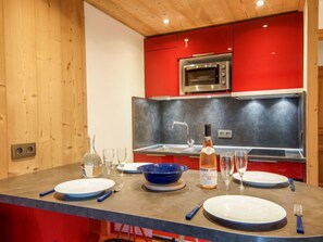 Fridge, oven, cookware/dishes/utensils - Clos du Savoy by Interhome (Chamonix)