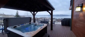 Hot Tub, Gorgeous Lake Views, Huge Decks, Pets ok!
