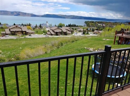 Hot Tub, Gorgeous Lake Views, Huge Decks, Pets ok!