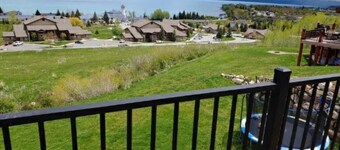 Hot Tub, Gorgeous Lake Views, Huge Decks, Pets ok!