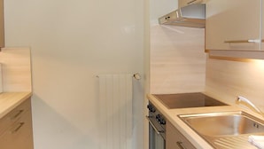 Eine moderne Küche mit Edelstahlgeräten, einem Backofen und einem Spülbecken.