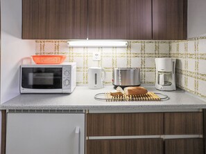 Kühlschrank, Mikrowelle, Ofen, Hochstuhl