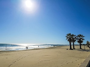 A beach with palm trees and footprints on the sand. - Jorge Comin by Interhome (Benicàssim)