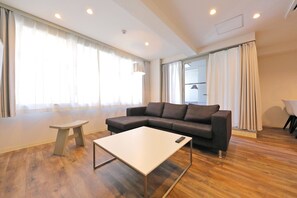 아파트, 침실 2개 | 거실 | 디지털 채널 시청이 가능한 43인치 평면 TV, TV