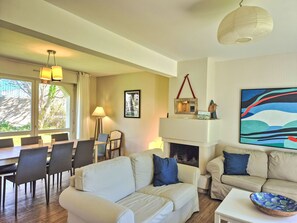 Una televisión, una chimenea