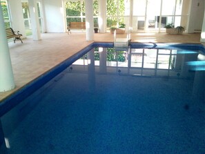 Een binnenzwembad en een verwarmd zwembad