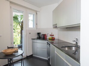 Fridge, oven, dishwasher, cookware/dishes/utensils