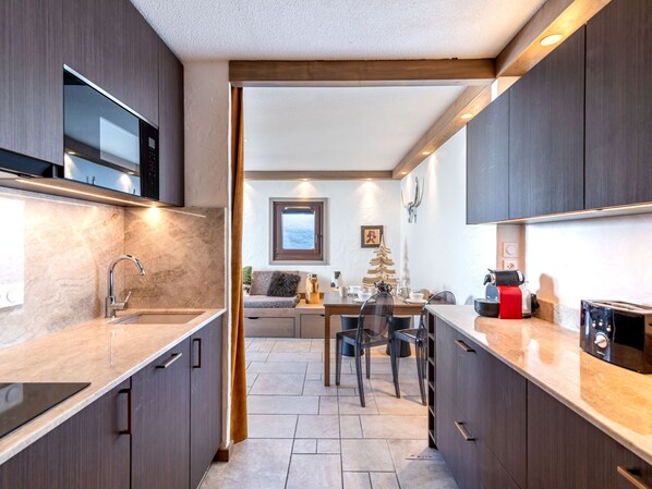 Kühlschrank, Mikrowelle, Geschirrspüler, Kochgeschirr/Geschirr/Besteck