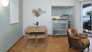 Una cucina moderna con zona pranzo, un'ampia finestra e vista sul mare.
