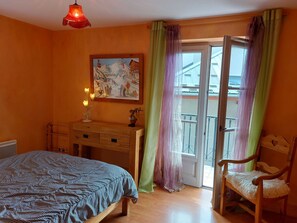 2 bedrooms, iron/ironing board, WiFi