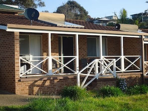 Toetasjes familieleilighet, 2 soverom, sjøutsikt, 1. etasje | Terrasse/patio