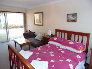 Individually decorated, individually furnished, iron/ironing board - Dalmeny Shores (Dalmeny)