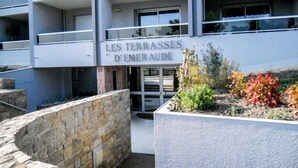 Un immeuble sur lequel on peut lire l’inscription « LES TERRASSES D’EMERAUDE ».