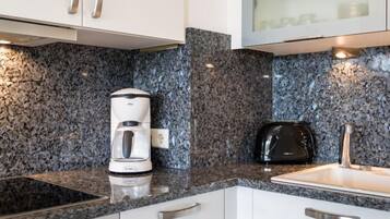 Kühlschrank, Mikrowelle, Ofen, Geschirrspüler