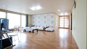 Suite (10. Aramdrea) | Living area | Flat-screen TV - Sanolim Pension (Chuncheon)