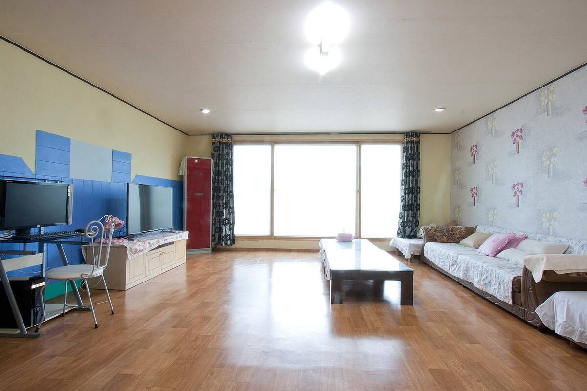Suite (10. Aramdrea) | Living area | Flat-screen TV
