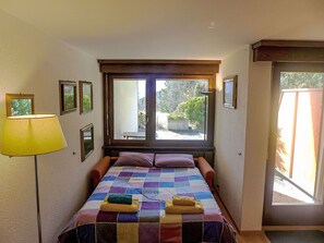 1 bedroom, iron/ironing board, free internet