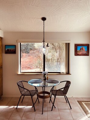 Dining - Beautiful Red Rock views in quiet, gated, Canyon Mesa Golf and Country Club. (Sedona)