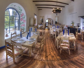 2 restaurants, breakfast served - Hosteria Hacienda Pinsaqui (San Juan de Ilumán)