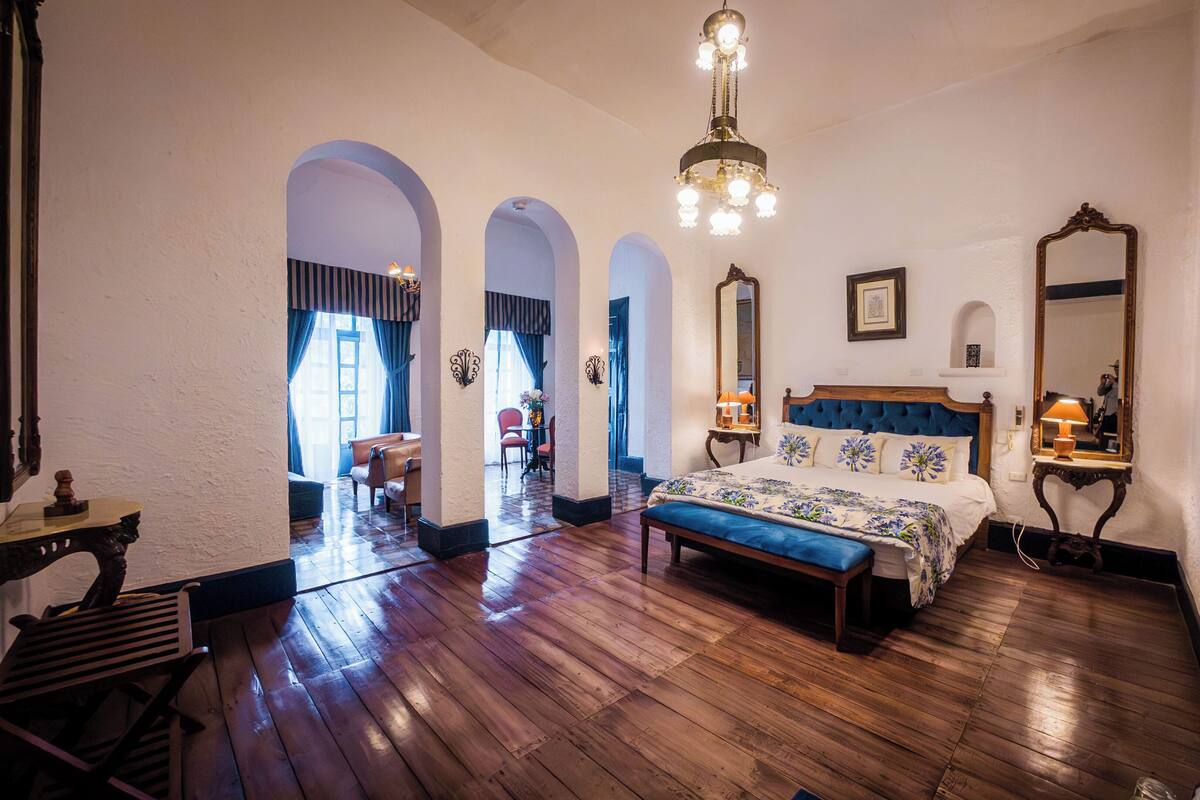 Habitación doble superior | Escritorio y espacio para trabajar con un portátil