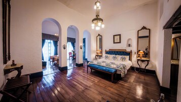 Habitación doble superior | Escritorio y espacio para trabajar con un portátil