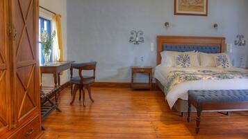 Un dormitorio con una cama de madera, un escritorio y una silla.