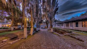 Fachada da propriedade à noite