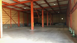 A large industrial warehouse with high ceilings, metal beams, and a concrete floor. - Hotel New White House (Rumoi)