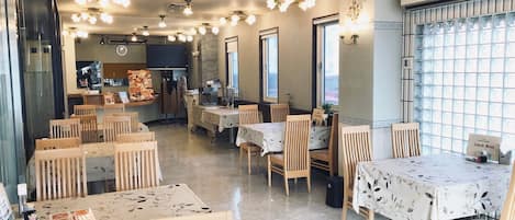 Daily buffet breakfast (JPY 1100 per person)