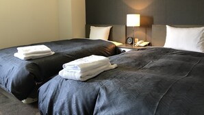 A hotel room with two beds, a nightstand with a lamp, and a telephone. - Hotel New White House (Rumoi)